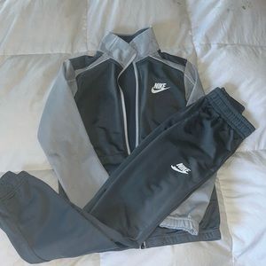 Nike 2 piece track suit size XS (6-7)